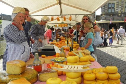 Ein Verkaufsstand auf dem Käsemarkt in Alkmaar