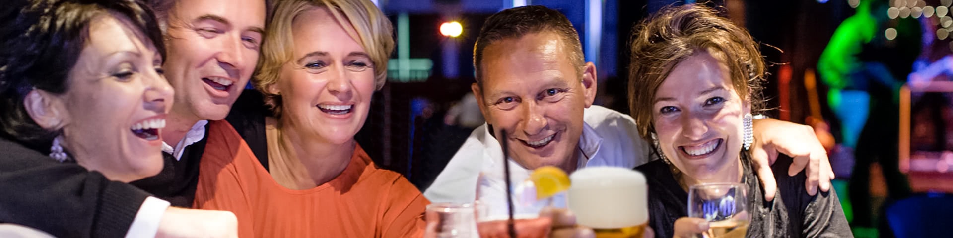 Gruppe sitz in einer Bar in Amsterdam und trinkt Bier und Wein