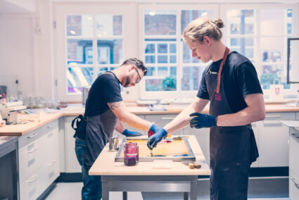 Zwei Männer machen eigene Bonbons in der Bonbon-Manufaktur in Bremen