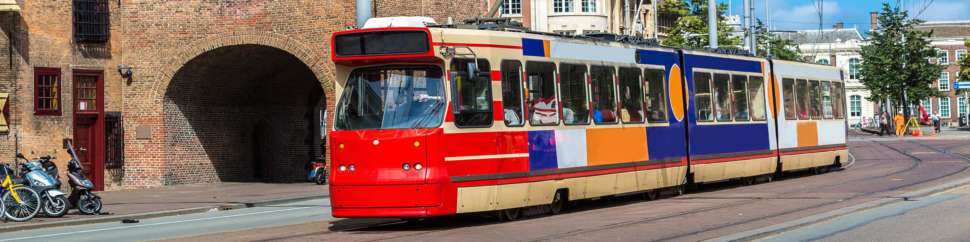 Bunte Straßenbahn fährt durch Den Haag