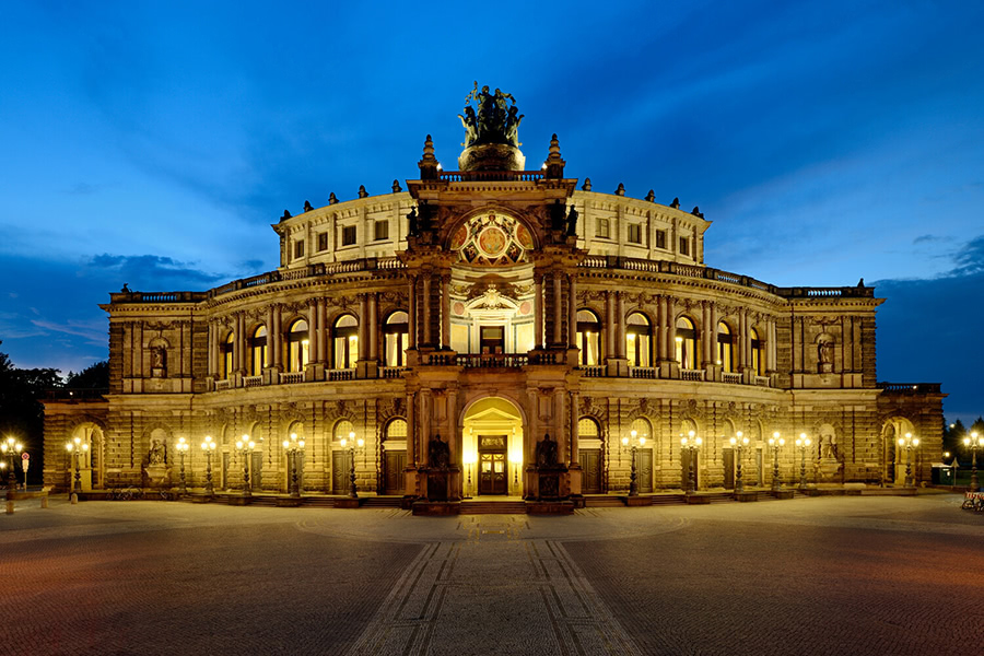 Außenansicht der Semper-Oper in Dresden bei Dämmerung