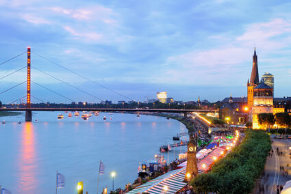 Rheinpromenade in Düsseldorf am Abend