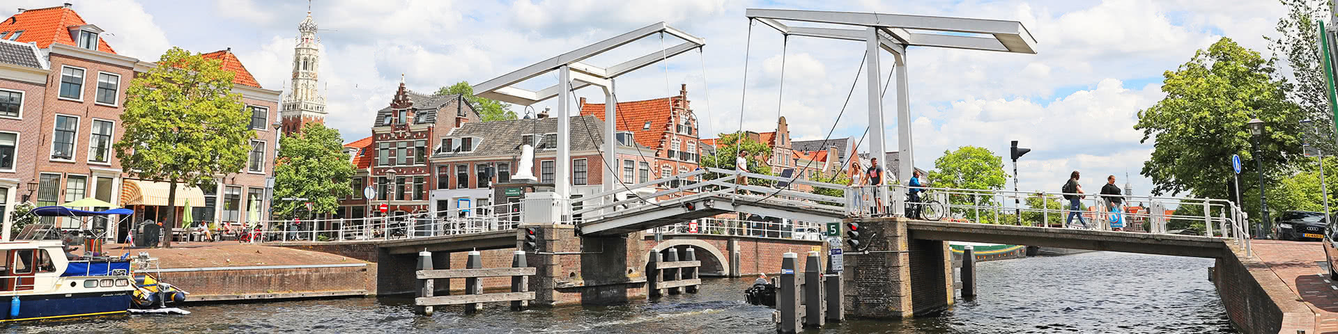 Brücke über den Fluss Spaarne in der Altstadt von Haarelm