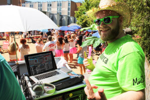 DJ macht Musik auf einer Beach-Party in Hallorca