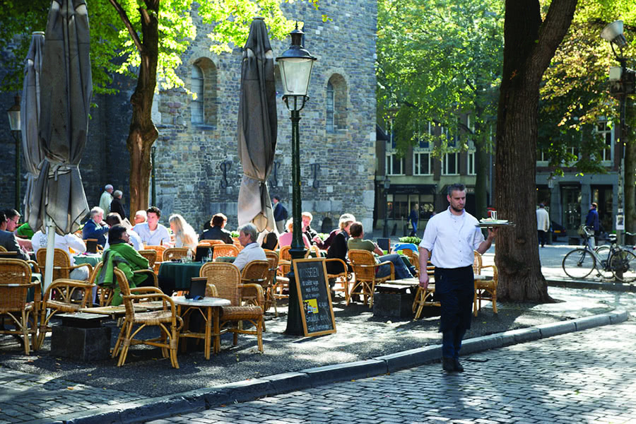 Terasse eines Lokals in der Altstadt von Maastricht