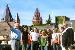 Gruppe macht Stadtführung durch Mainz