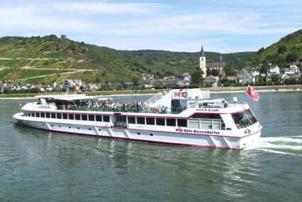 Schiff KD Godesbug fährt auf dem Rhein in Mainz