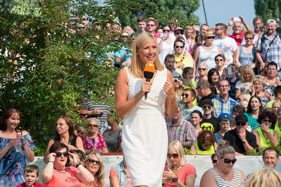 Andrea Kiewel moderiert den ZDF Fernsehgarten in Mainz