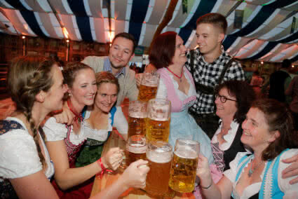 Gruppe trinkt zusammen Bier auf dem Oktoberfest in Münster