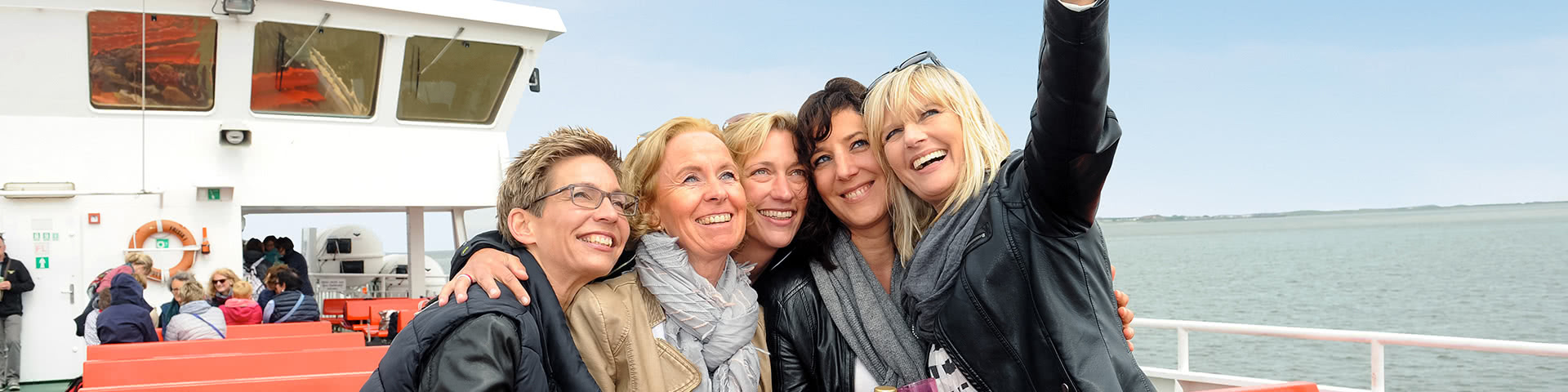 Frauengruppe macht Selfie auf einem Schiff auf Norderney
