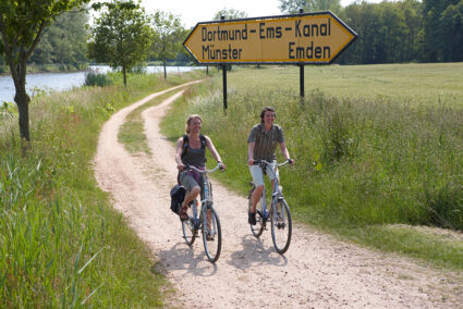 Fahrradfahrer fahren am Dortmund-Ems-Kanal entlang