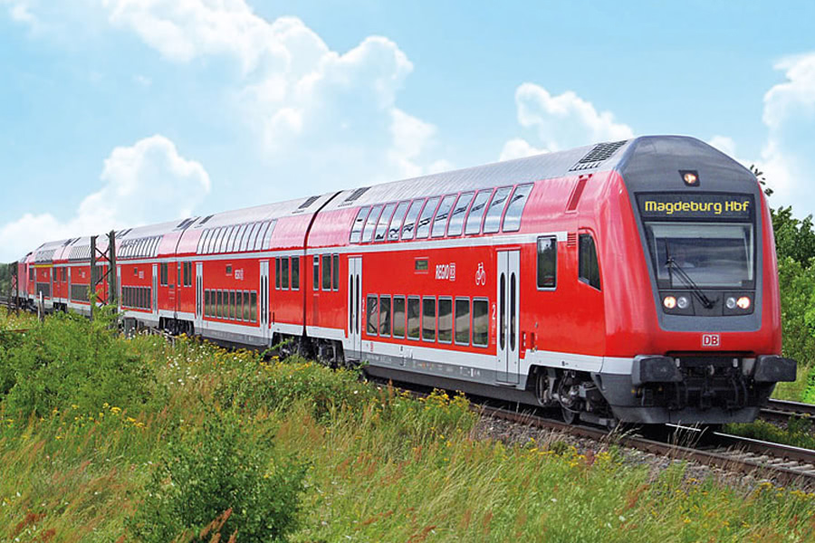 Zug der deutschen Bahn fährt durch Landschaft