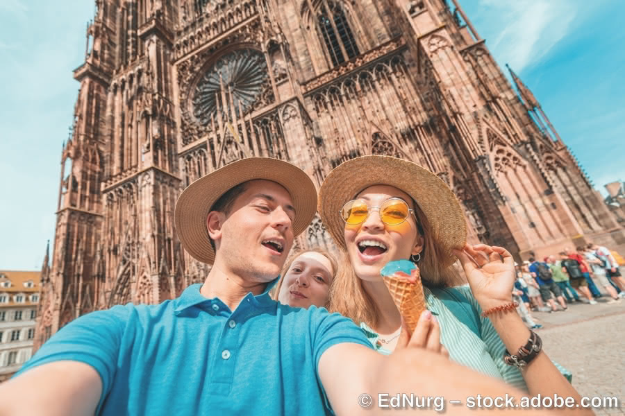 Menschen essen Eis vor dem Dom