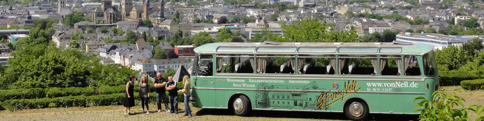 Oldtimerbus auf einem Weingut in Trier