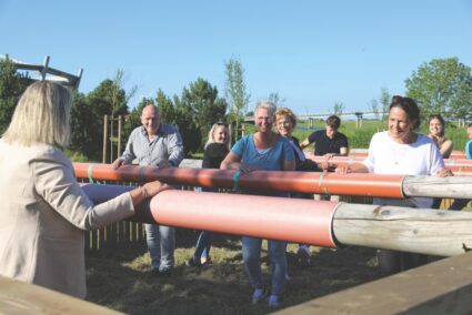 Menschen spielen Menschen Kicker