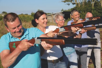 Menschen mit Waffen