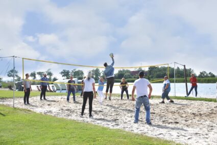Menschen spielen Beach Volleyball